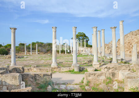 Schöne Aussicht von gut erhaltenen Ruinen der antiken Stadt in der Nähe von Salamis Famagusta entfernt, türkischen Nordzypern. Salamis war antike griechische Stadt - Zustand Stockfoto