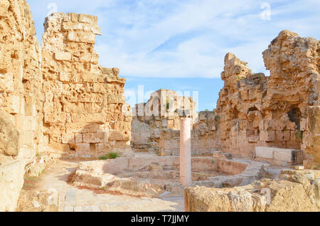 Gut erhaltenen Ruinen der antiken Stadt Salamis an einem sonnigen Sommertag. Salamis war antike griechische Stadt - Zustand. Die archäologischen Website ist in Zypern. Stockfoto