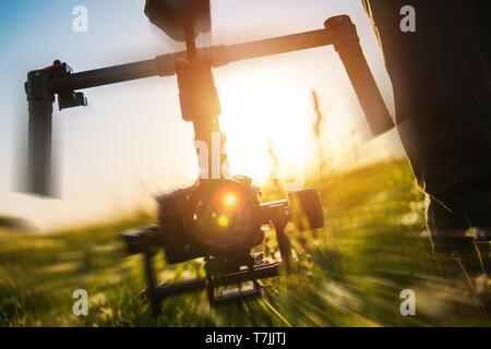 Gimbal Videokamera Stabilisierung in Aktion. Moderne Videografie Technologien. Stockfoto