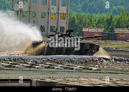 Nizhniy Tagil, Russland - Juli 12. 2008: Modernisiert tank T-80 bewegt sich nach Überwindung von Wasser von 1,5 Meter in die Tiefe Stockfoto