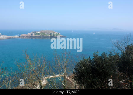 Kanal Inseln. Guernsey. St. Peter Port. Blick auf Castle Cornet und Fernsicht von Herm Insel durch den Nebel. Stockfoto