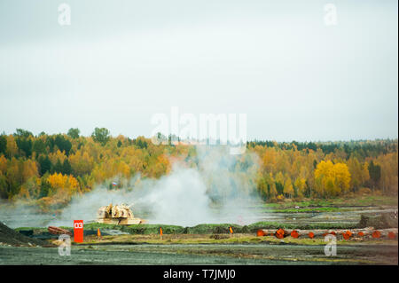 Nizhniy Tagil, Russland - 27. September. 2013: Schießen von 2S 19M 2 Msta-S (NATO-name-M 1990 Farm). Selbstfahrende 152 mm Haubitze. RAE-2013 Ausstellung (Russ Stockfoto