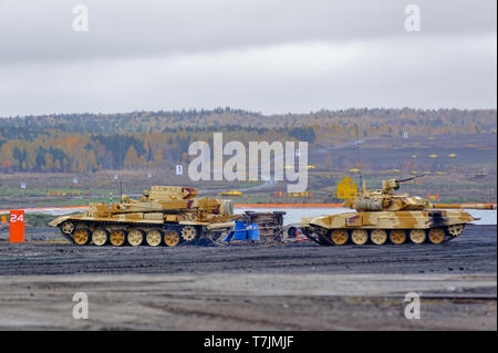 Nizhniy Tagil, Russland - 27. September. 2013: gepanzerte Abschleppdienst BREM-1M räumt t-90S Tank auf Ausstellung. RAE-2013 Ausstellung Stockfoto