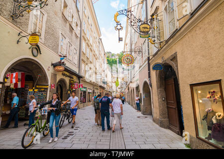 Salzburg, Österreich - 13 September, 2018: Die berühmten langen Fußgängerzone Getreidegasse mit Vintage Schmiedeeisen guild Zeichen in der Altstadt Stockfoto