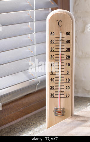 Eine Holz- thermometer mit einem analogen Skala Messung der Temperatur in der Nähe der Fenster Stockfoto