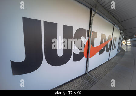 Das Nike logo und Nike Motto "tun Sie es einfach auf das Fenster Anzeige in eine Steckdose in Wolfsburg, Deutschland, April 20, 2019 Stockfoto