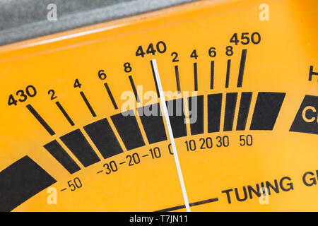 Makro Nahaufnahme Detail der Kalibrierung, die auf alten Guitar Tuner. Stockfoto