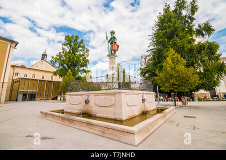 Salzburg, Österreich - 13 September, 2018: Wilder Mann Wilder Mann Brunnen (Brunnen) am Max-Reinhardt-Platz in der Altstadt. Stockfoto