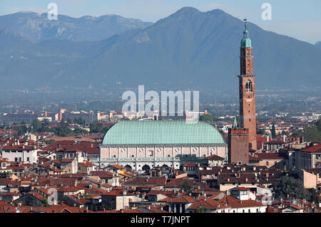 Basilika Palladiana von Andrea Palladio entworfen ist ein berühmtes Monument in Vicenza Stadt in Italien. Im Hintergrund gibt es einen Berg namens Summano Stockfoto