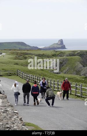 Rhossili Bay, Gower, Swansea, Wales. 7. Mai 2019. Wetter: Touristen machen Sie das Beste aus der sonnigen Wetter trotz der kalten Brise an der National Trust Rhos Stockfoto