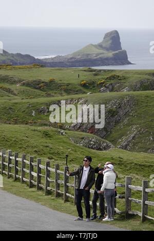 Rhossili Bay, Gower, Swansea, Wales. 7. Mai 2019. Wetter: Touristen machen Sie das Beste aus der sonnigen Wetter trotz der kalten Brise an der National Trust Rhos Stockfoto