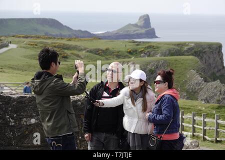 Rhossili Bay, Gower, Swansea, Wales. 7. Mai 2019. Wetter: Touristen machen Sie das Beste aus der sonnigen Wetter trotz der kalten Brise an der National Trust Rhos Stockfoto