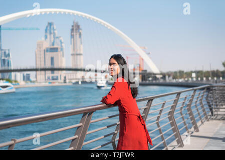 Frau genießen Blick auf Dubai vom Wasser Kanal Stockfoto