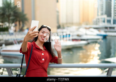 Freundliche asiatische Tourist, selfie in Dubai Marina Stockfoto