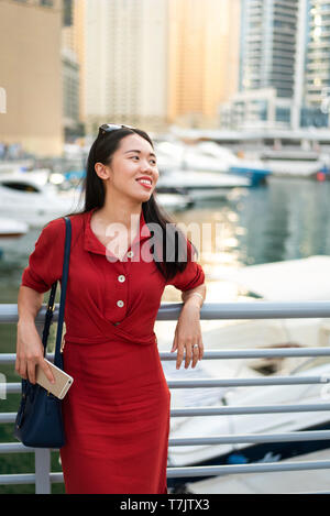 Freundliche Weibliche asiatische Touristen in Dubai Marina Stockfoto