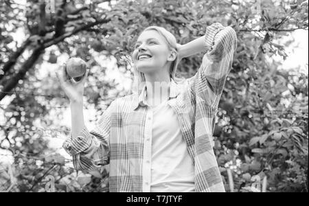 Vitamin- und Diät essen. Obstgarten, Gärtner Mädchen in Apple Garten. Glückliche Frau essen Apple. gesunde Zähne. Hunger. Spring Harvest. Sommer Obst. Picknick im Grünen. Gesundheit und Ernährung. Stockfoto