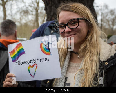 Protest gegen anti-homosexuellen Gesetze in Brunei außerhalb der Dorchester Hotel London. Die neue Gesetzgebung, so dass homosexuelle Leute zu Tode gesteinigt zu werden, wurde von der königlichen Familie weitergegeben, die das prestigeträchtige Hotel in London. Mit: Atmosphäre, Wo: London, Vereinigtes Königreich, wenn: 06 Apr 2019 Credit: Wheatley/WANN Stockfoto