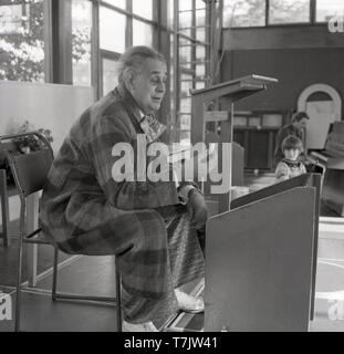 1960, historische, einem Zirkus Clown in einer Schule Hall, London, England, UK. Stockfoto