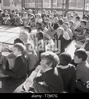 1960, historische, neugierige junge Schülerinnen und Schüler in der Aula, England, UK. Stockfoto