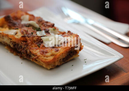 Rindfleisch Lasagne auf hölzernen Hintergrund, italienisches Essen Stockfoto