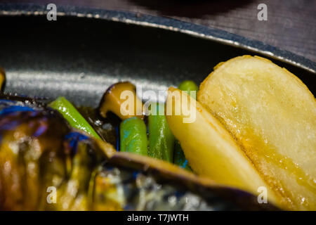 Köstliche Japan Food Style Menu. Traditionelle japanische Gerichte Saba gegrillt mit Teriyaki Sauce auf heiße Pfanne. japanischen Chefkoch Kochen bei japanischen Wäs Stockfoto