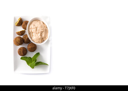 Falafel auf einem Schild auf weißem Hintergrund Stockfoto