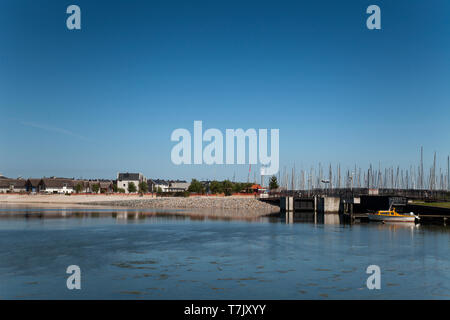 Brücke am Yachthafen auf der Halbinsel Steinwarder, die Heiligenhafen, Deutschland, Europa Stockfoto