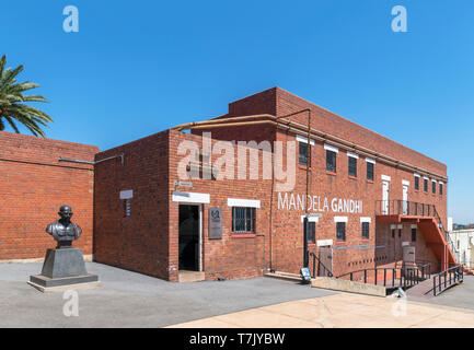 Cell Block mit Mandela-Gandhi Ausstellung, Nummer Vier Gefängnis, Constitution Hill, Johannesburg, Südafrika Stockfoto