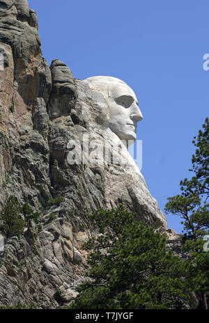 Das Profil der erste Präsident der USA, George Washington, geschnitzt in den Stein der Black Hills von South Dakota ein von Gu Stockfoto