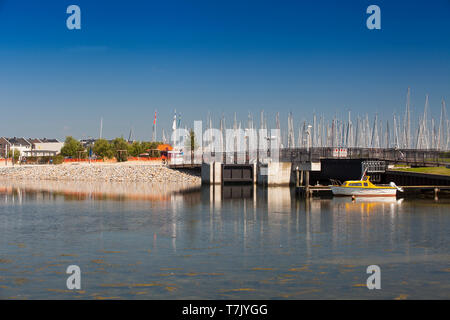 Brücke am Yachthafen auf der Halbinsel Steinwarder, die Heiligenhafen, Deutschland, Europa Stockfoto