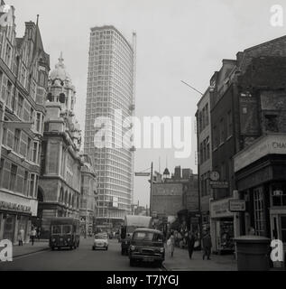 1960, historisches Bild der 'Mittelpunkt' gebaut wird. Diese umfangreichen neuen, modernen Turm oder Office Block steigt über alle anderen Gebäuden im Zentrum von London. Riesige modernistischen konkrete tower Blocks wie Mittelpunkt alle über die Hauptstadt zu dieser Zeit gebaut wurden, viele auf alten WW2 Bombe Sites, aber eine beträchtliche Zahl von älteren Gebäuden wurden einfach abgerissen und ersetzt die "brutalist "architektonische Philosophie der Zeit in Mode war und gilt als Stadt Planer und Baufirmen gleichermaßen attraktiv, da sie waren, 'modernen' und billiger und schneller zu bauen. Stockfoto