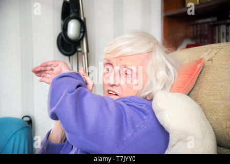 Eine Sehbehinderte 90 Jahre alte Dame, mit schweren Makuladegeneration de-Generation kann nur die Zeit erzählen, indem Sie zu ihr spricht. Stockfoto