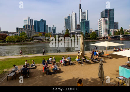 Frankfurt am Main, Blick auf die Skyline der Innenstadt, vom on the left side Mainufer, Uferweg, Stockfoto