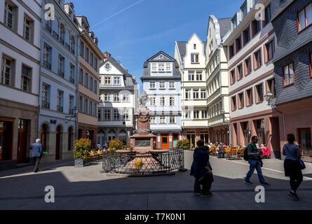 Frankfurt am Main, die neue Altstadt, rekonstruierte Häuser im Altstadtviertel zwischen Römer und Dom, Hühnermarkt, Friedrich-Stoltze-Brunnen Stockfoto