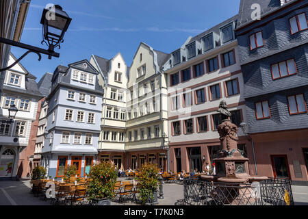 Frankfurt am Main, die neue Altstadt, rekonstruierte Häuser im Altstadtviertel zwischen Römer und Dom, Hühnermarkt, Friedrich-Stoltze-Brunnen Stockfoto