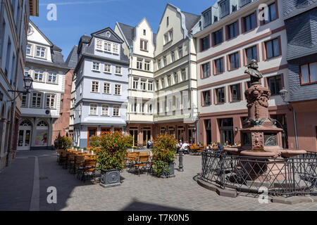 Frankfurt am Main, die neue Altstadt, rekonstruierte Häuser im Altstadtviertel zwischen Römer und Dom, Hühnermarkt, Friedrich-Stoltze-Brunnen Stockfoto