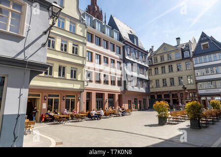 Frankfurt am Main, die neue Altstadt, rekonstruierte Häuser im Altstadtviertel zwischen Römer und Dom, Hühnermarkt, Friedrich-Stoltze-Brunnen Stockfoto