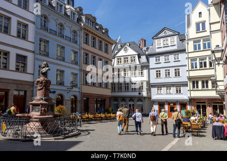 Frankfurt am Main, die neue Altstadt, rekonstruierte Häuser im Altstadtviertel zwischen Römer und Dom, Hühnermarkt, Friedrich-Stoltze-Brunnen Stockfoto