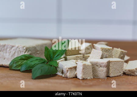 Tofu Block und Würfel tofu auf Holz Schneidebrett Stockfoto