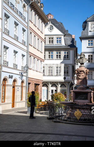 Frankfurt am Main, die neue Altstadt, rekonstruierte Häuser im Altstadtviertel zwischen Römer und Dom, Hühnermarkt, Friedrich-Stoltze-Brunnen Stockfoto