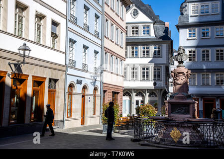 Frankfurt am Main, die neue Altstadt, rekonstruierte Häuser im Altstadtviertel zwischen Römer und Dom, Hühnermarkt, Friedrich-Stoltze-Brunnen Stockfoto