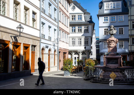 Frankfurt am Main, die neue Altstadt, rekonstruierte Häuser im Altstadtviertel zwischen Römer und Dom, Hühnermarkt, Friedrich-Stoltze-Brunnen Stockfoto