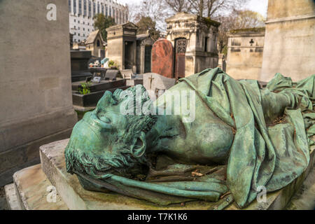 Statue in einem Grab des Pariser Friedhof Cimetiere de Montmartre Paris, Frankreich | Statue auf einem Grab am Friedhof von Montmartre, Paris, Frankreich Stockfoto