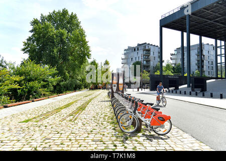 Frankreich, Pays de La Loire, Nantes, Rue Francois Mitterand, Bicloo (kostenloser Service Fahrräder) Palais de Justice Station der Insel von Nantes Stockfoto