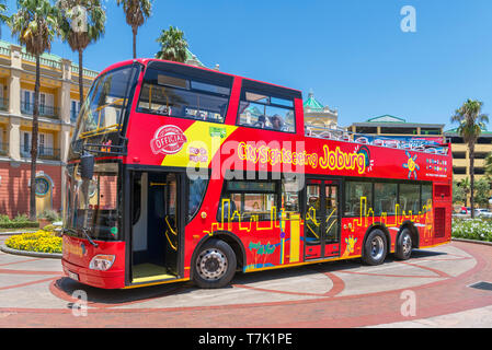 City Sightseeing Tour Bus außerhalb des Gold Reef City Casino, Johannesburg, Südafrika Stockfoto