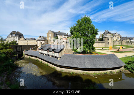 Frankreich, Morbihan, Golf von Morbihan, Vannes, die Stadtmauer, alte Häuser zu waschen, la Marle Fluss, Connetable Turm (Kommandant der Französischen Turm) und der Kathedrale St-Pierre im Hintergrund Stockfoto