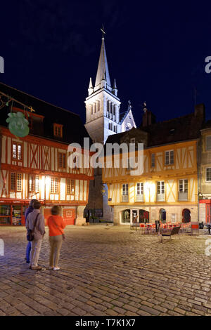 Frankreich, Morbihan, Golf von Morbihan, Vannes, die mittelalterliche Altstadt, Fachwerkhäuser von Henri den vierten Platz und Kathedrale Saint Pierre Stockfoto