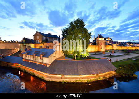 Frankreich, Morbihan, Golf von Morbihan, Vannes, die Stadtmauer, alte Häuser zu waschen, la Marle Fluss, Connetable Turm (Kommandant der Französischen Turm) und der Kathedrale St-Pierre im Hintergrund Stockfoto