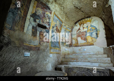 Alte Fresken in rupestrian Kirche Saint Julian Krypta. Höhle Kirche. Matera Stockfoto