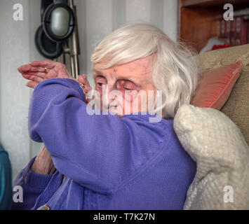 Ein blinder 90 Jahre alte Dame, mit schweren Makuladegeneration de-Generation kann nur die Zeit es sagen hören mit ihr zu sprechen. Stockfoto